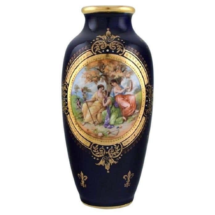 Antique Wien Vase In Hand Painted Porcelain. Classic Motifs And Gold Decoration.