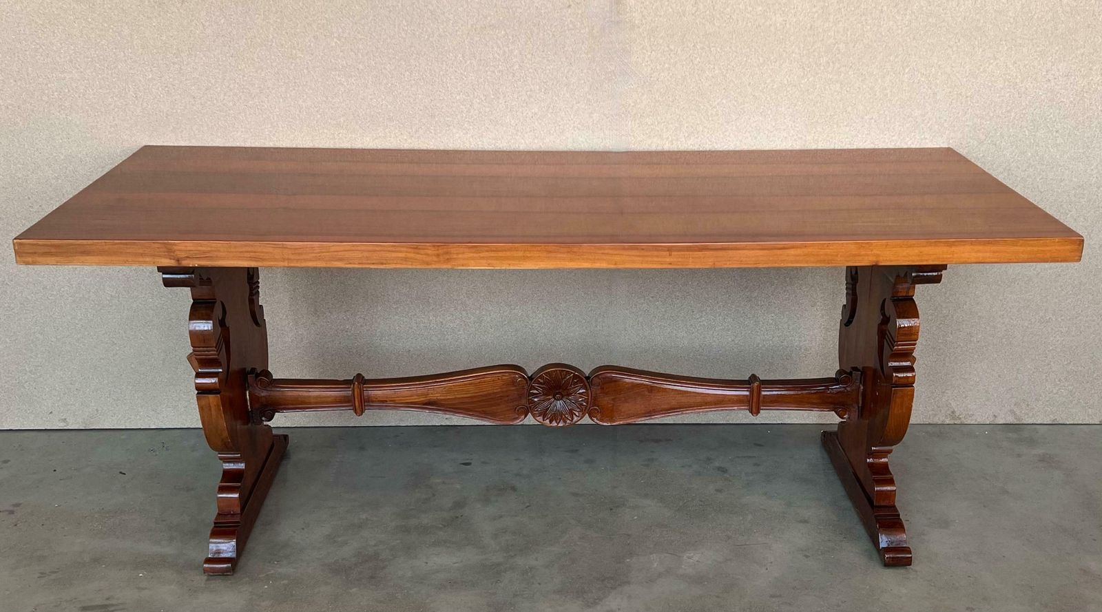 Table à manger de style baroque espagnol en noyer sculpté, pieds en lyre sur tréteaux, XXe siècle photo Mobilier