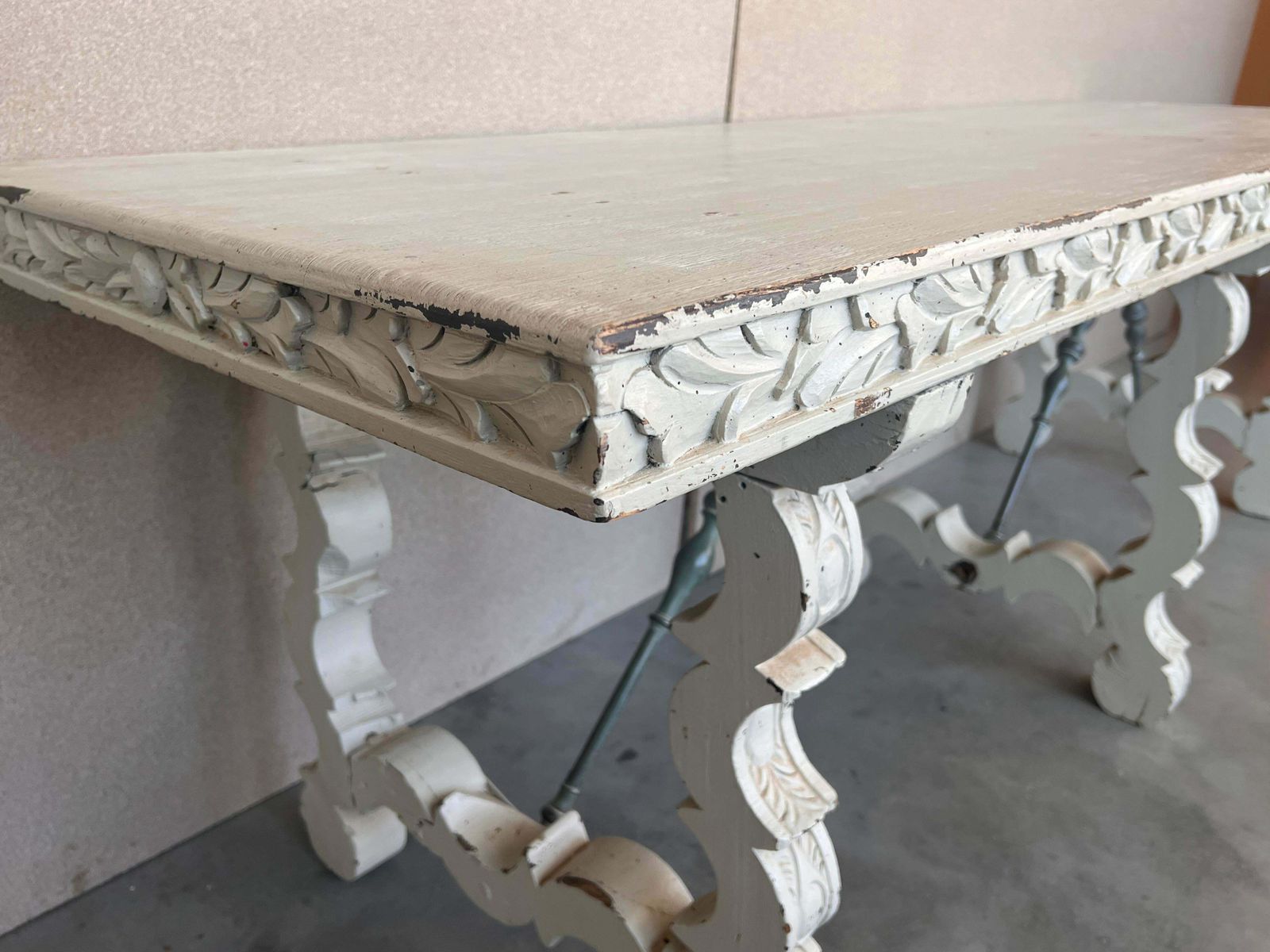 photo furniture Grande table console ou de milieu, pieds en lyre, bois laqué blanc, XIXe siècle