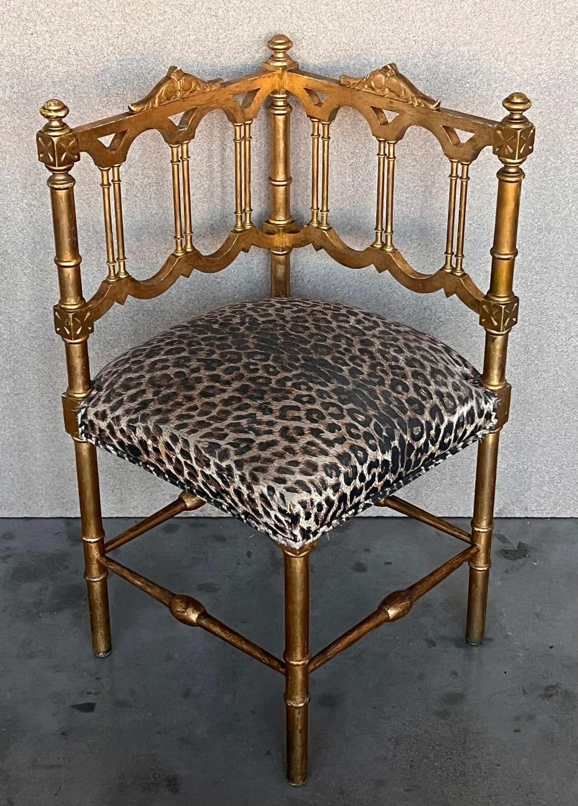 Paire de fauteuils d'angle provinciaux français en bois doré, vers 1900 photo vinterior