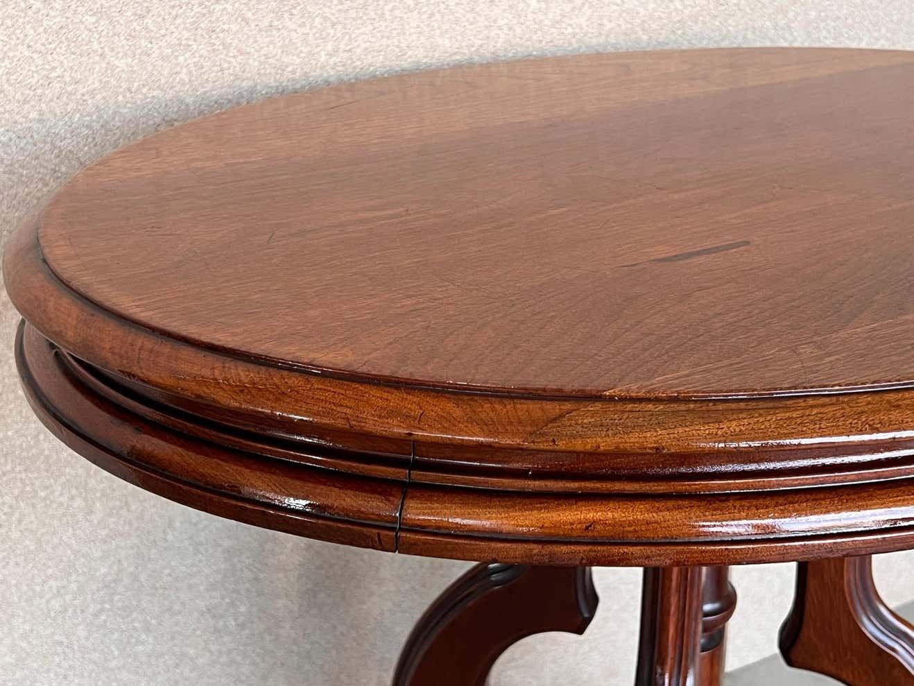 Table basse ovale victorienne en loupe de noyer avec incrustations photo buy