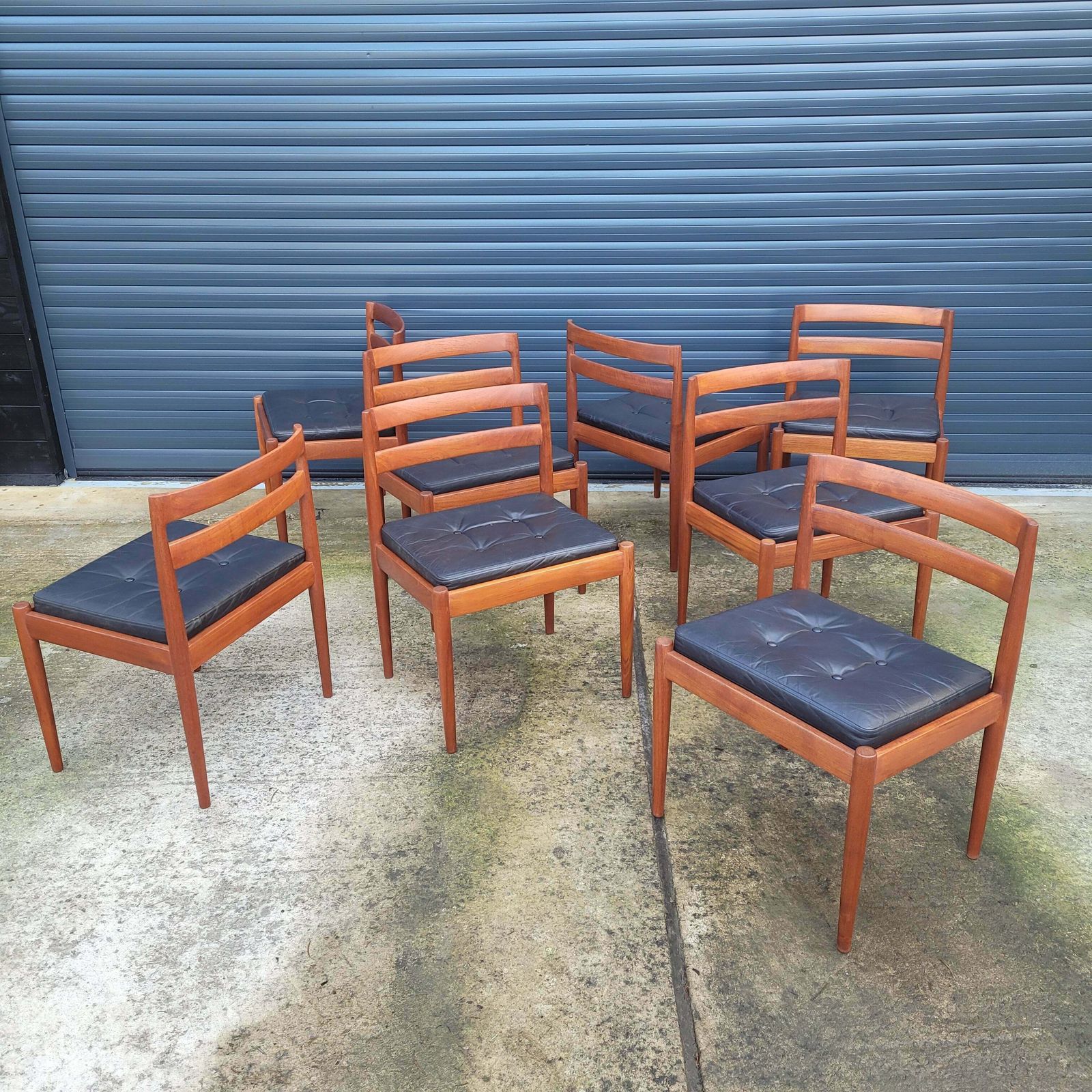 photo furniture Kai Kristiansen Universe 301 Model Set Of 8 Chairs