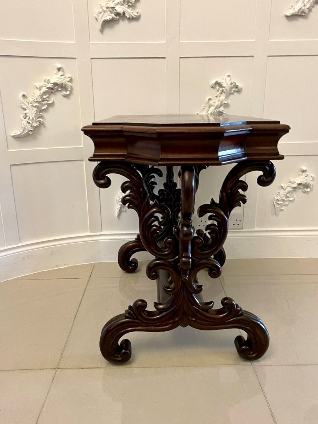 photo vinterior Outstanding Quality 19th Century Antique Carved Mahogany Freestanding Side Table