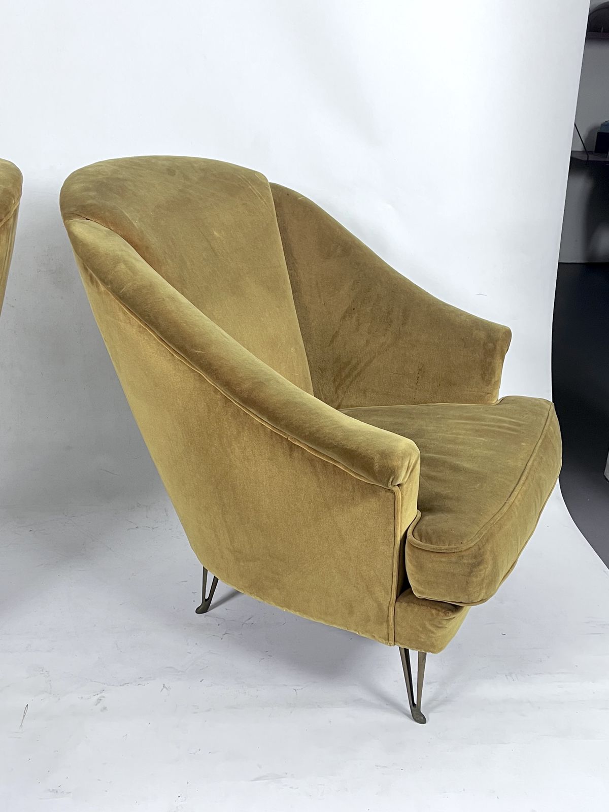 Isa Bergamo, Pair Of Gio Ponti Attributable Armchairs In Original Condition. Italy 1950s photo Furniture