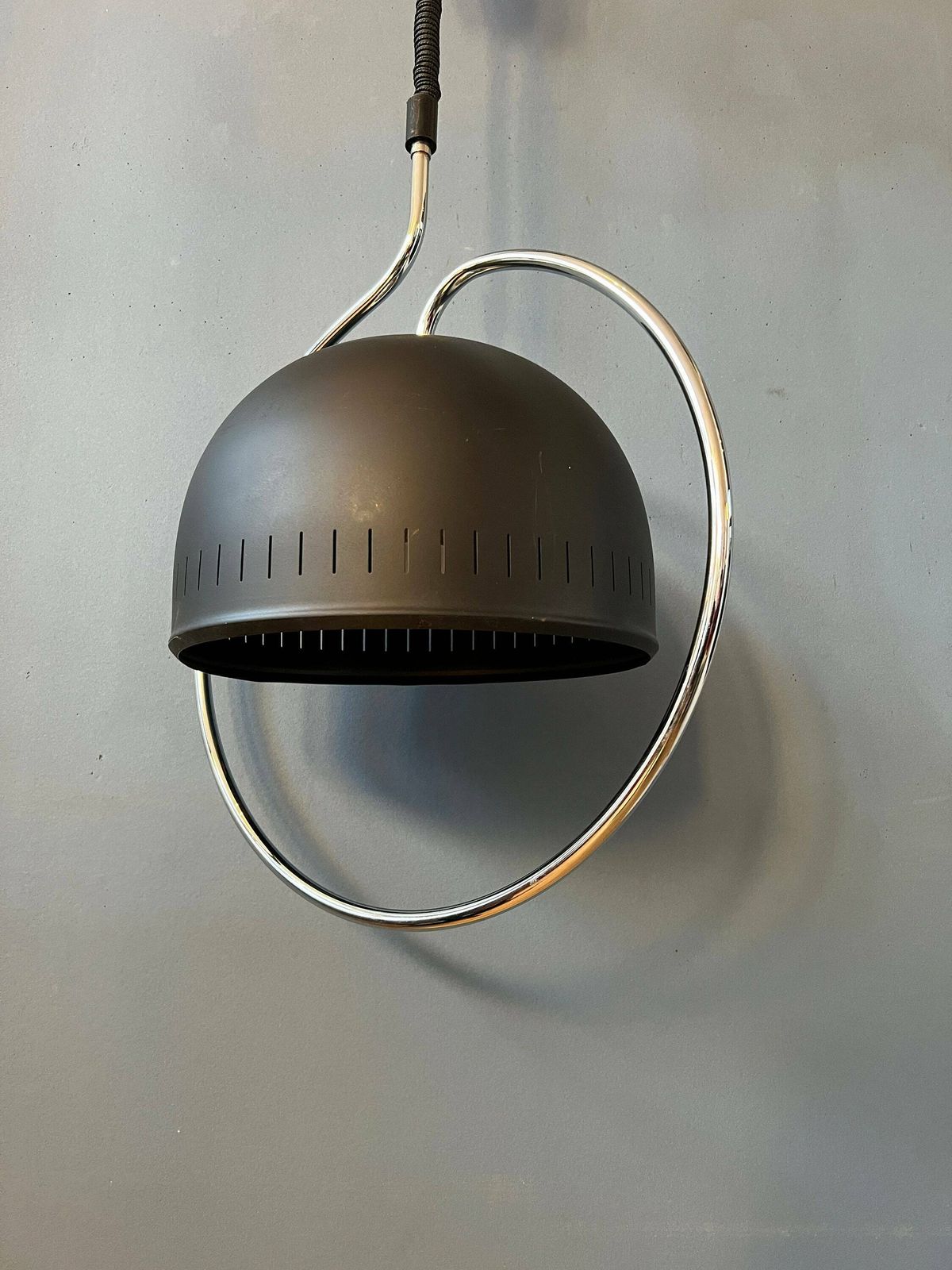 Dijkstra Space Age Hanglamp Met Chromen Frame En Zwarte Metalen Kap photo 427.8496