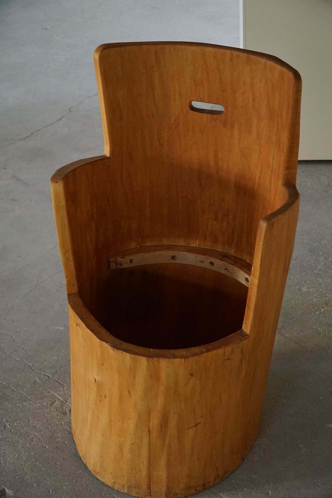 photo vinterior Mid Century Sculptural Carved Brutalist Stump Chair In Solid Pine, Swedish, 1960