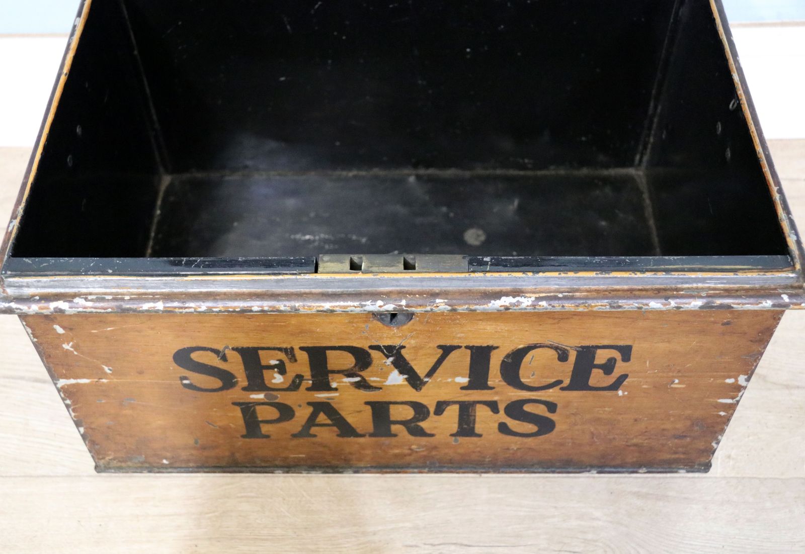 photo vinterior A  Lovely Antique Metal Trunk Later Hand Sign Written For The Automobile Association (Aa).
