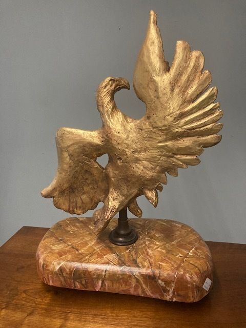 photo furniture Ancient Eagle Sculpture In Gilded Wood From The 1600s On A Marbled Base
