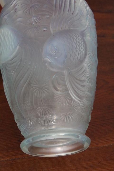 Antique Liberty / Art Deco Vase In Iridescent Opal Glass From The 1930s. Gorgeous photo vinterior