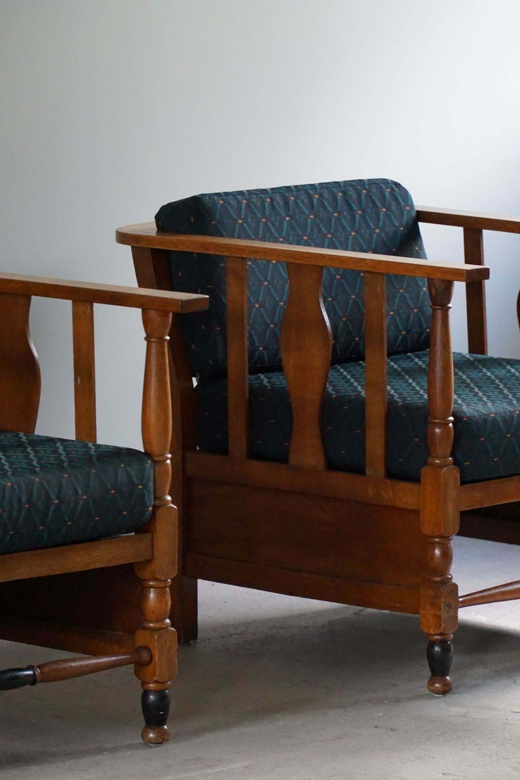 photo vintage Art Nouveau, Pair Of Lounge Chairs In Oak, Reupholstered In Style Fabric, 1920s