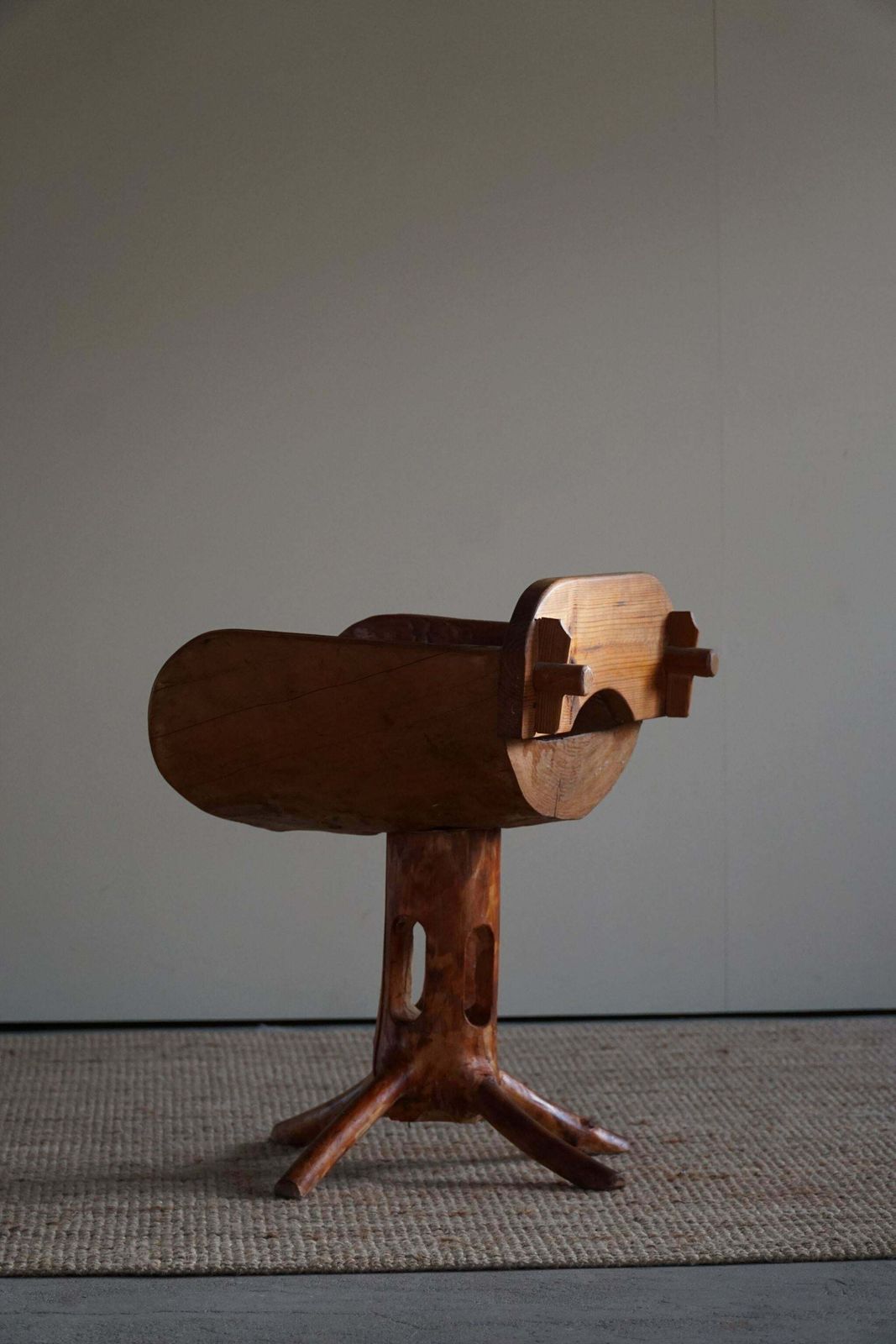 photo furniture Sculptural Unique Stump Chair By Finnish Matti Martikka In Solid Pine, 1960s