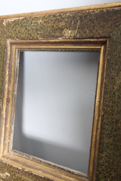 photo vinterior Ancient Splendid Wooden Frame Painted In Faux Marble From The 17th Century.