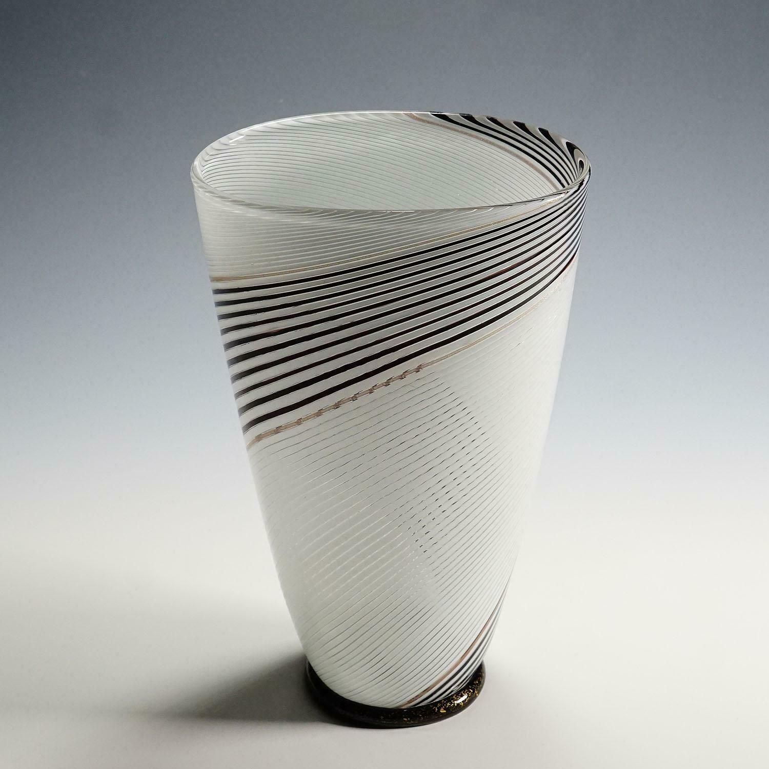 Dino Martens For Aureliano Toso Vase In Filigree Glass Ca. 1950s photo vinterior