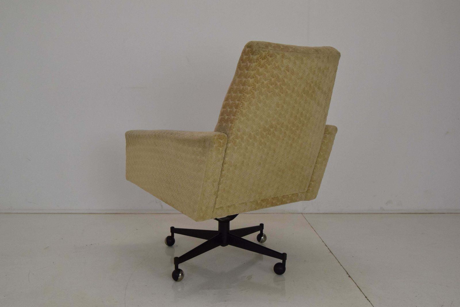 photo furniture Mid Century Swivel Armchair With Wheels,1970's.