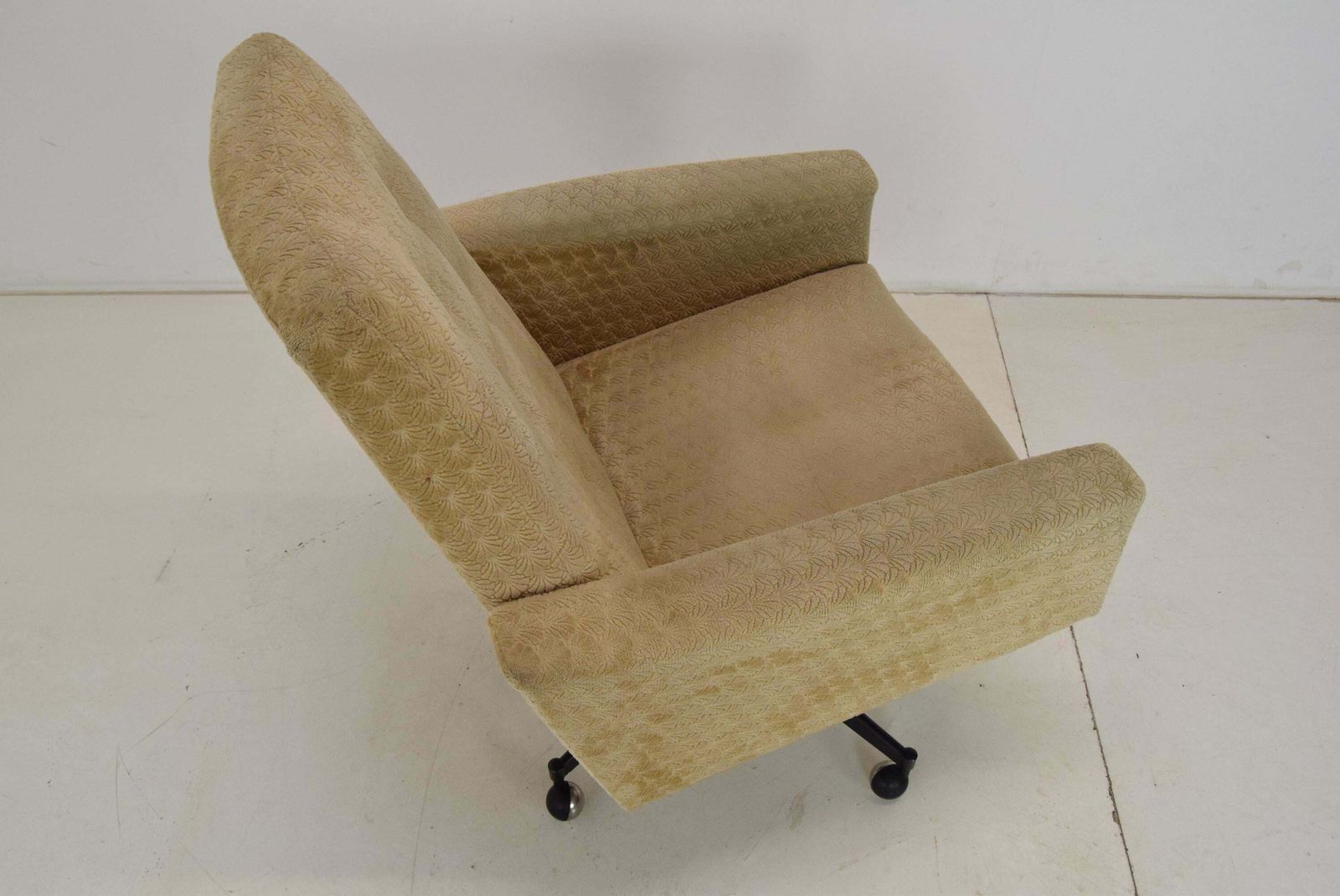 photo vinterior Mid Century Swivel Armchair With Wheels,1970's.