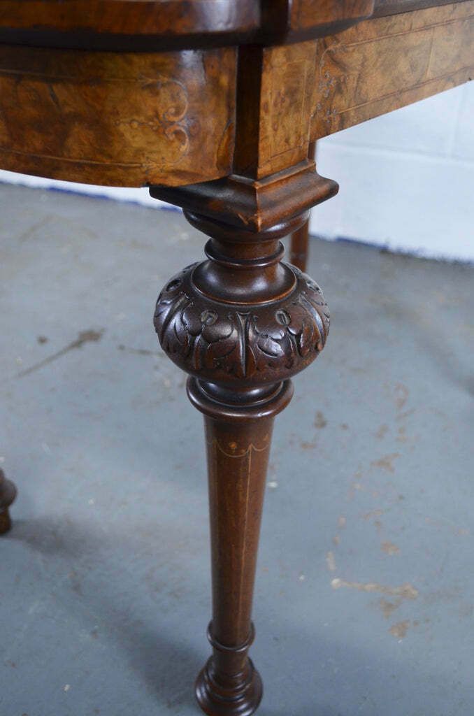 photo vinterior Victorian Card Games Table