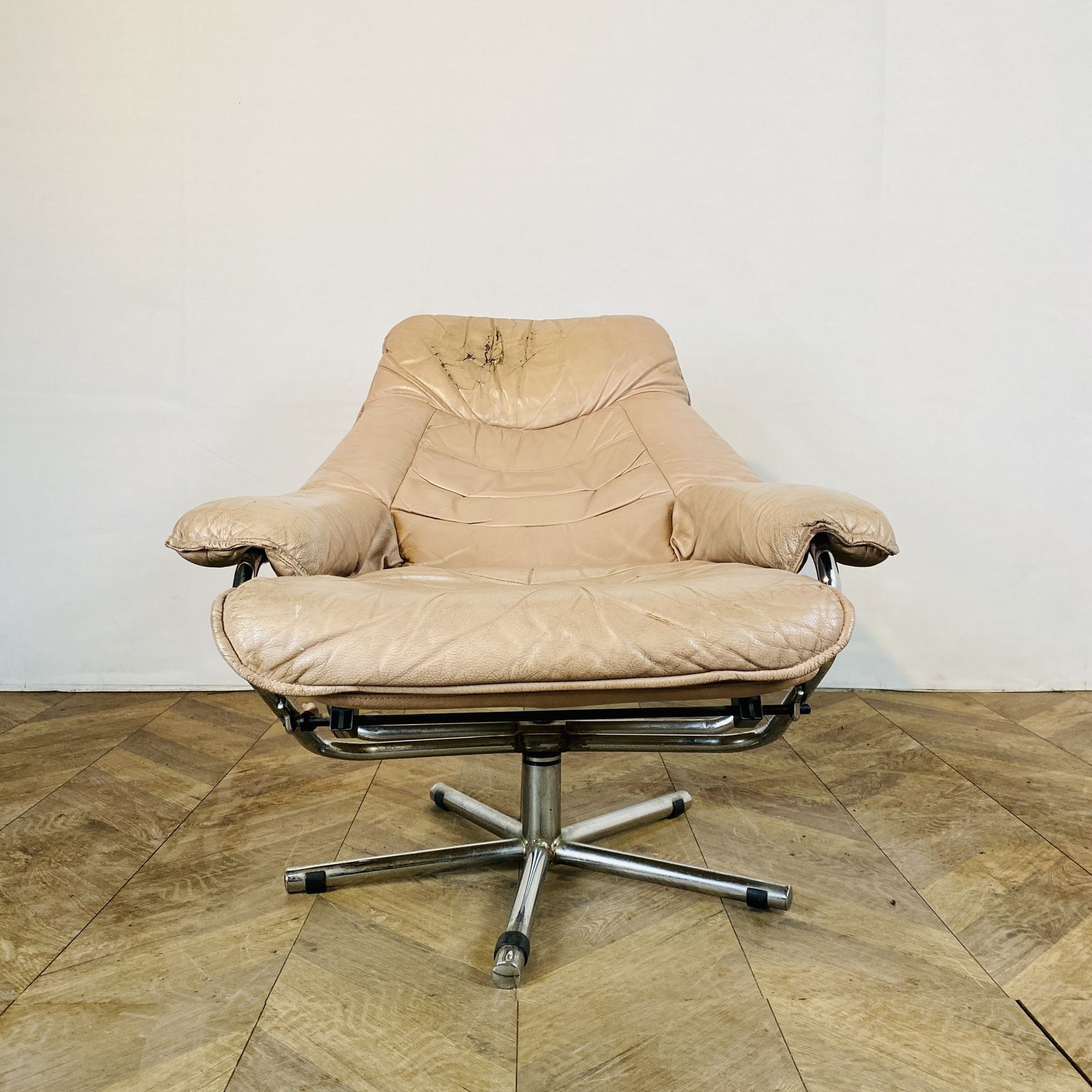 photo vintage Mid Century Leather Swivel Armchair By Skoghaug Industries, 1960s