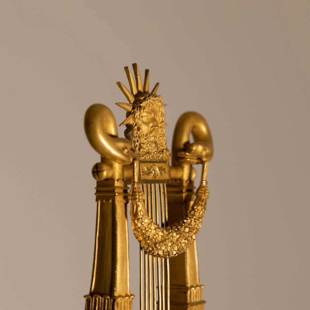 Pendule de cheminée Louis XVI en forme de lyre, probablement Paris, vers 1780 photo furniture