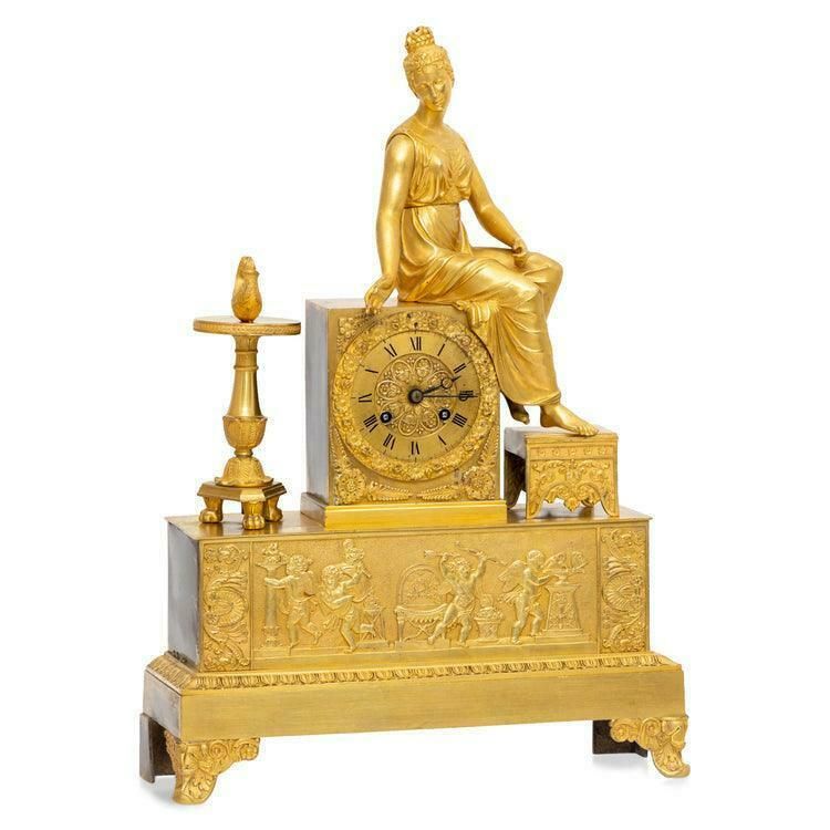 Franse Pendule Van Vuurgegoten Brons Met Zittende Vrouwenfiguur