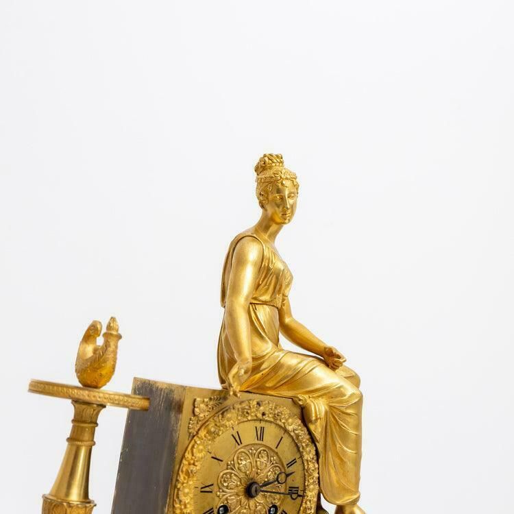 photo for sale Franse Pendule Van Vuurgegoten Brons Met Zittende Vrouwenfiguur