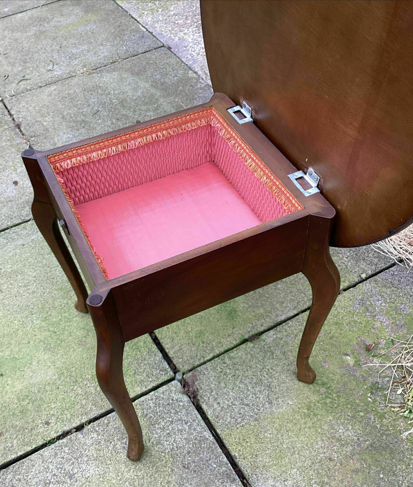 photo vintage Cws Wooden Sewing Work Table.. Lift Up Lid To Lined Interior Section.