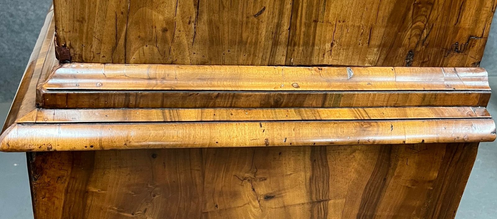 photo vinterior An Unusual William And Mary Period Figured Walnut Escritoire