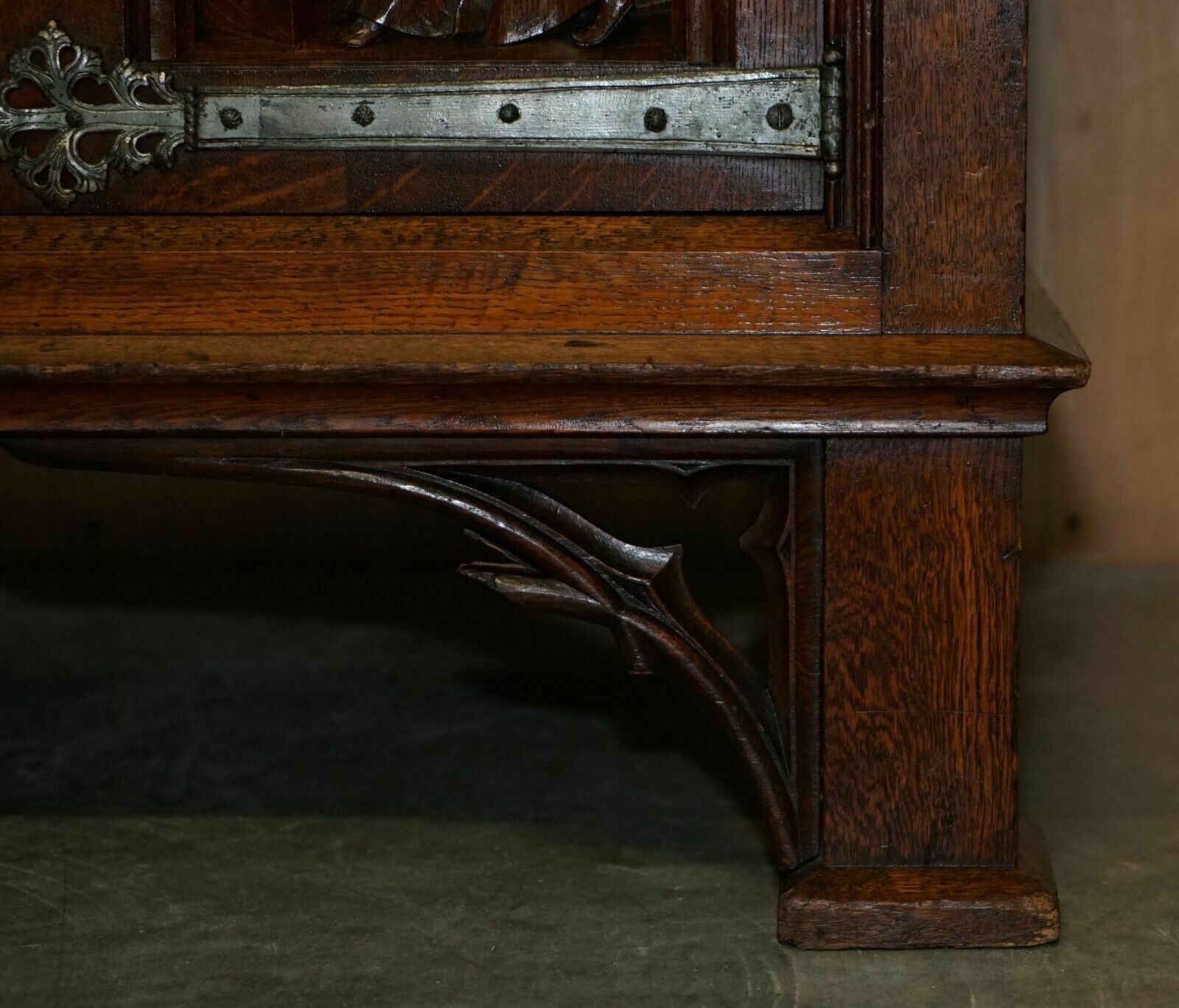 photo vinterior Exquisite Gothic Revival Circa 1860 Hand Carved Sideboard Must See Pictures