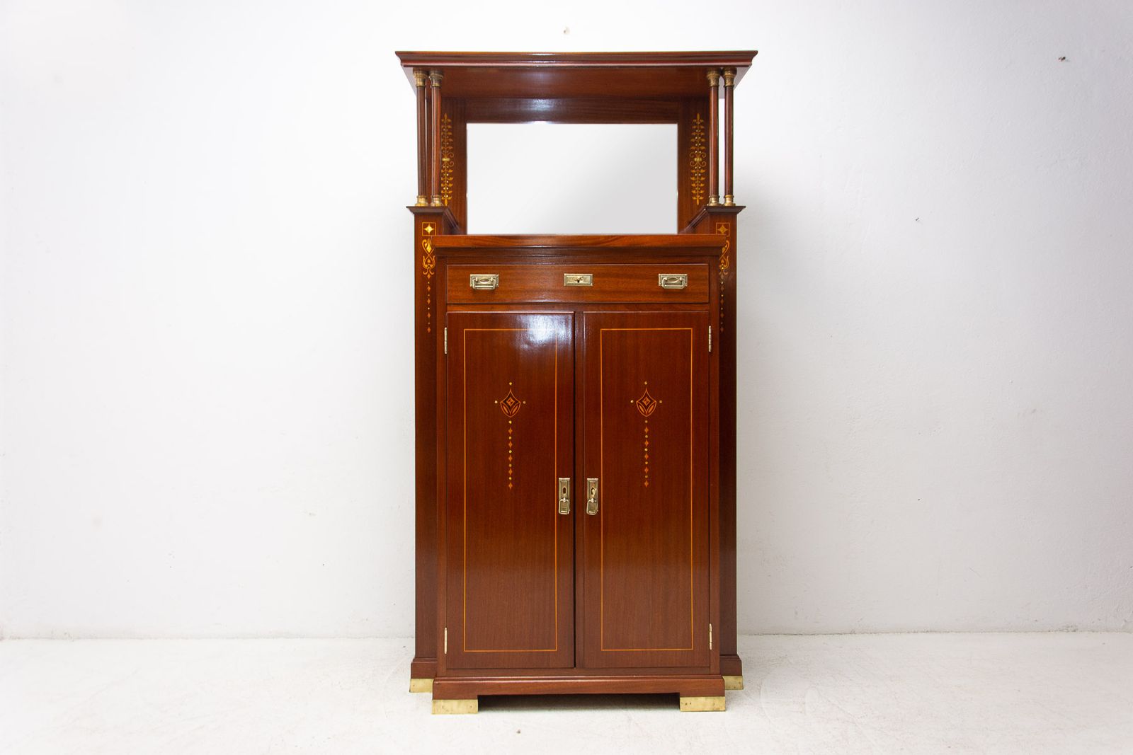 Secessionist Mahogany Vitrinekast Oostenrijk 1910 photo for sale