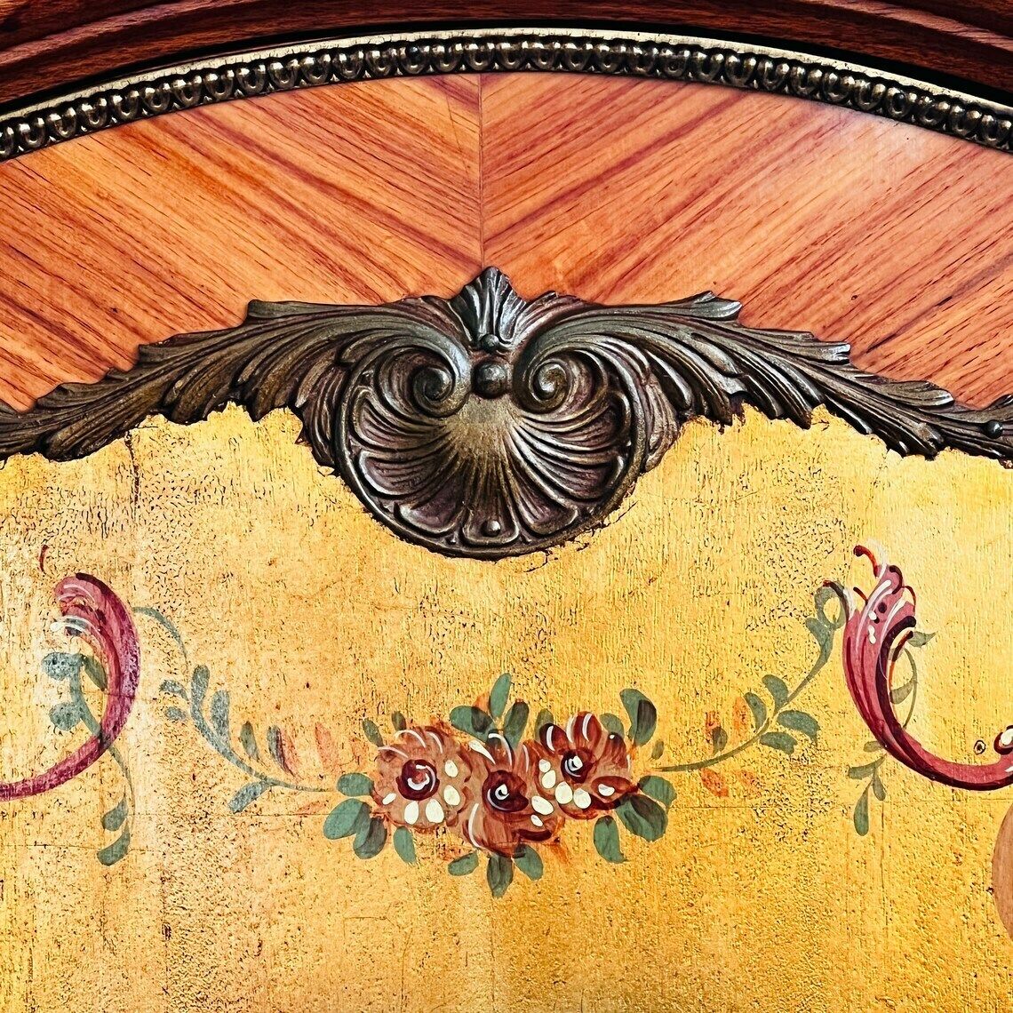Vintage Handgeschilderd Kastje In Franse Louis XV Stijl photo vinterior
