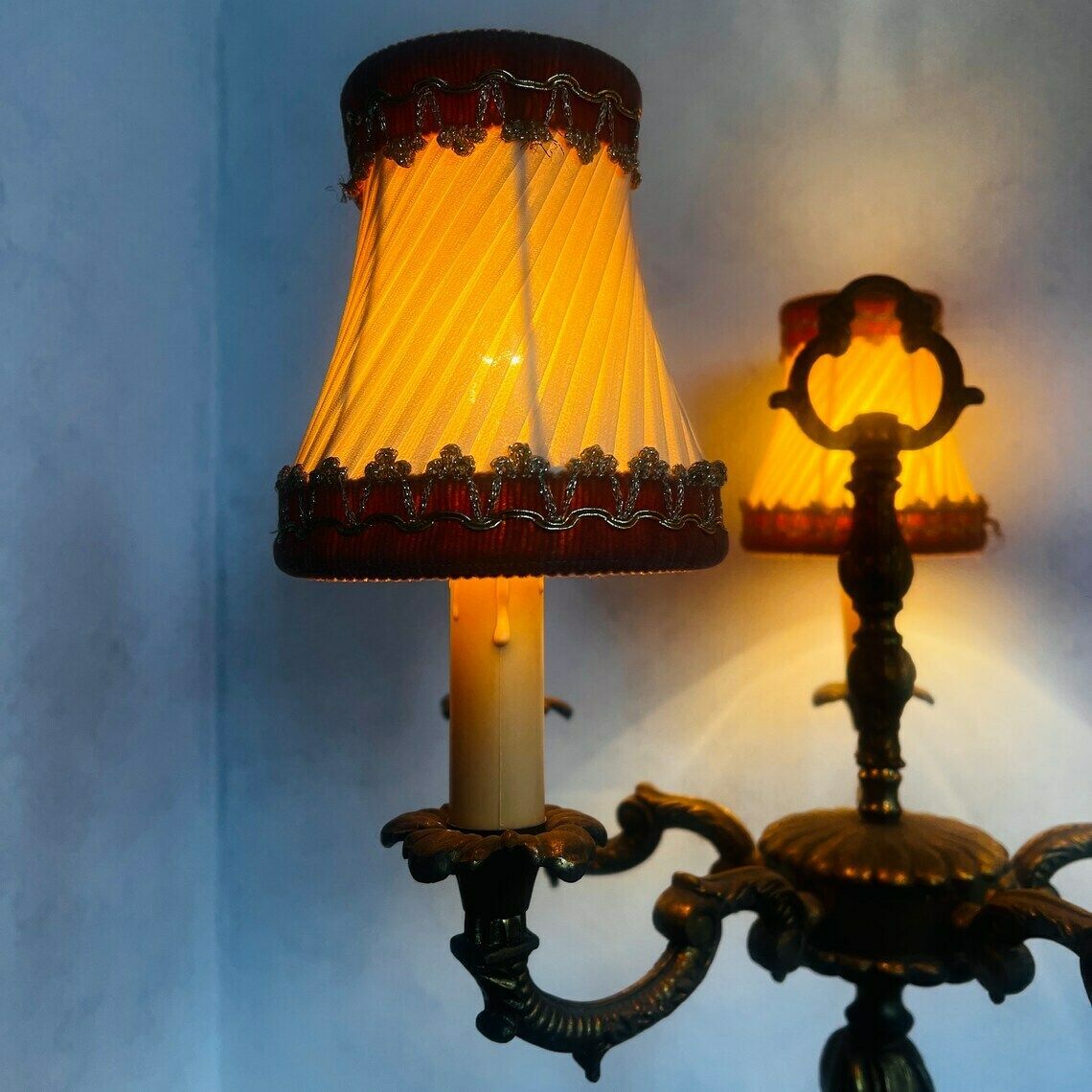 Antieke Vloerlamp In Victoriaanse Stijl, Vervaardigd Van Brons/Messing Met 5 Lichtpunten. photo for sale