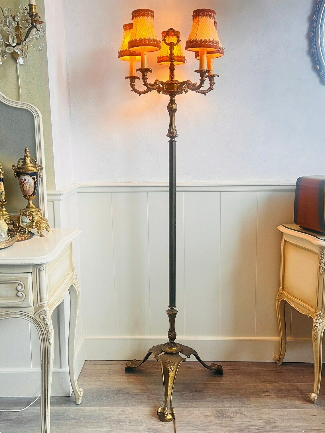 Antique Elegant Floor Lamp Victorian Style Made Of Bronze/Brass With 5 Lights. photo vinterior