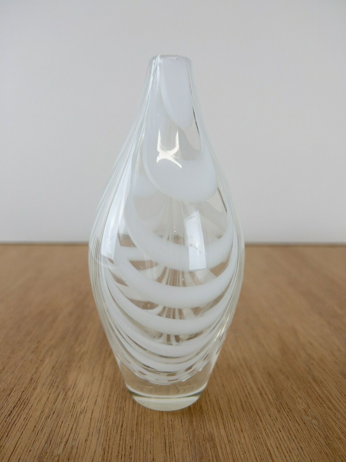 Kumela Riihimäki Finland Filigree Glass Vase, Signed photo vinterior