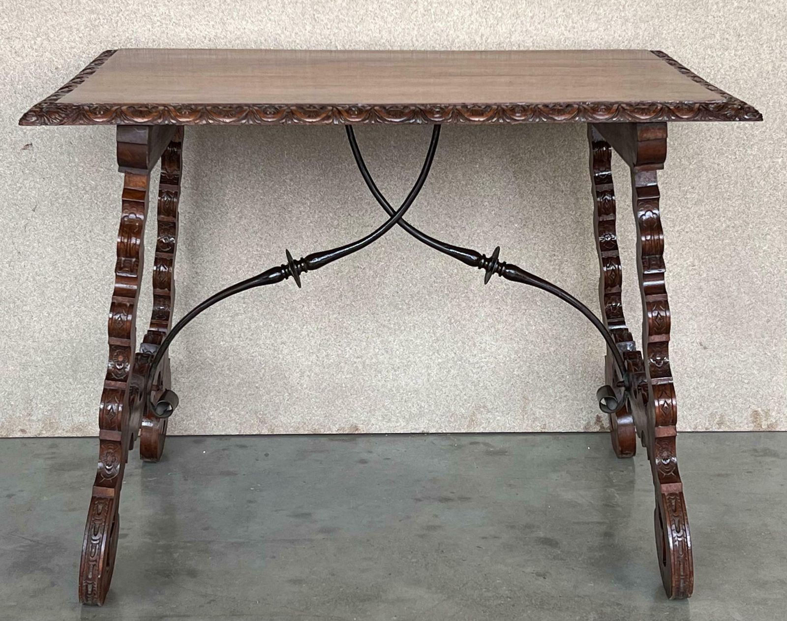 Table d'appoint en noyer, pieds en lyre sculptés, Espagne, XIXe siècle photo Mobilier