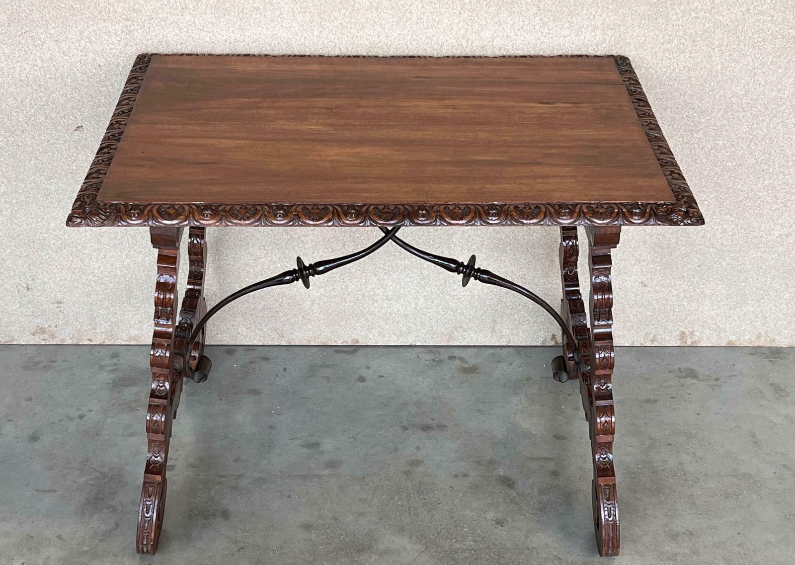 Table d'appoint en noyer, pieds en lyre sculptés, Espagne, XIXe siècle photo vinterior