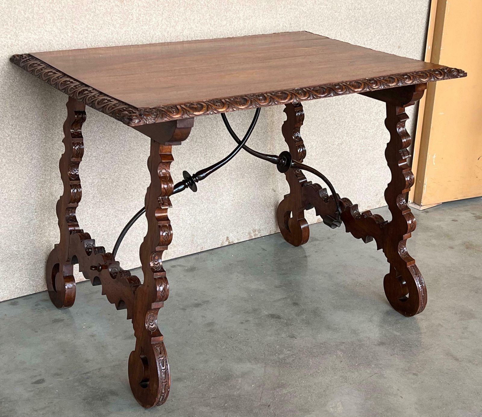 Table d'appoint en noyer, pieds en lyre sculptés, Espagne, XIXe siècle photo vintage