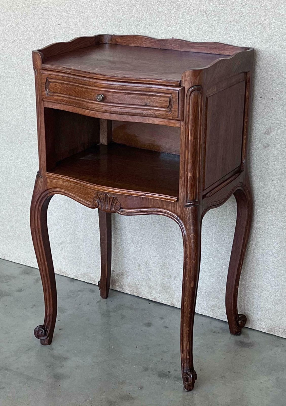 Paire de tables de chevet en noyer avec tiroir et étagère ouverte, XXe siècle photo for sale
