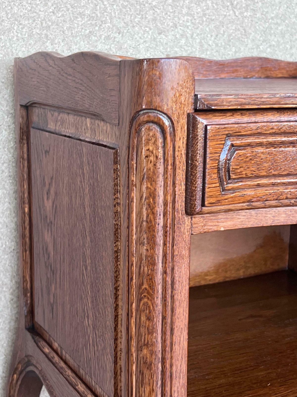 photo vinterior Paire de tables de chevet en noyer avec tiroir et étagère ouverte, XXe siècle