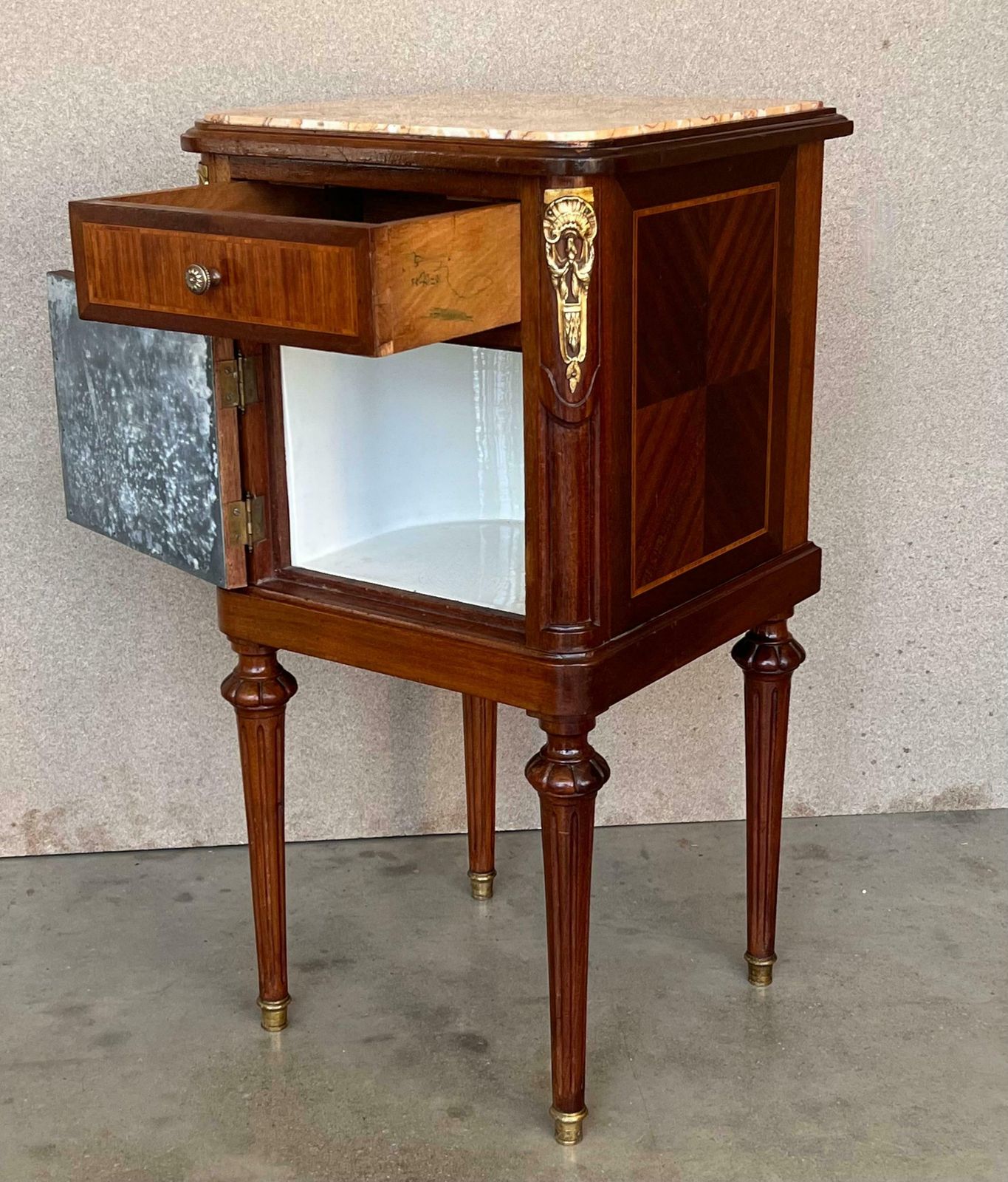 Table de chevet de style Louis XVI, dans le goût de Guillaume Grohé, France, XIXe siècle photo buy