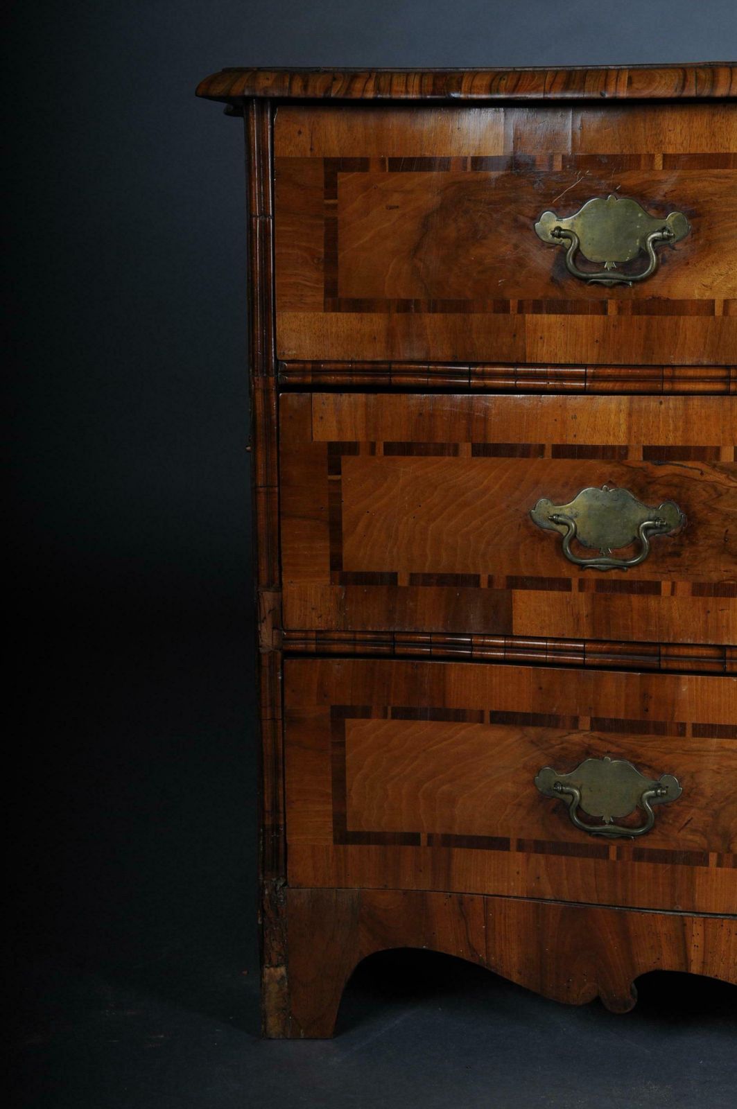 photo vintage Baroque Chest Of Drawers In Walnut, German, Circa 1740
