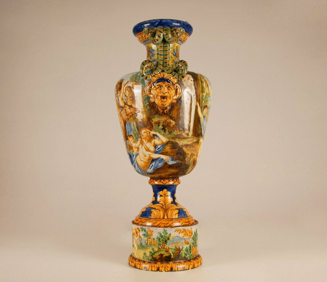 photo vintage Tall Italian Majolica Serpentine Handles Vase With Separate Base Depicting Mythological Scene By Annibale Carracci, Farnese Gallery, Rome, 1597