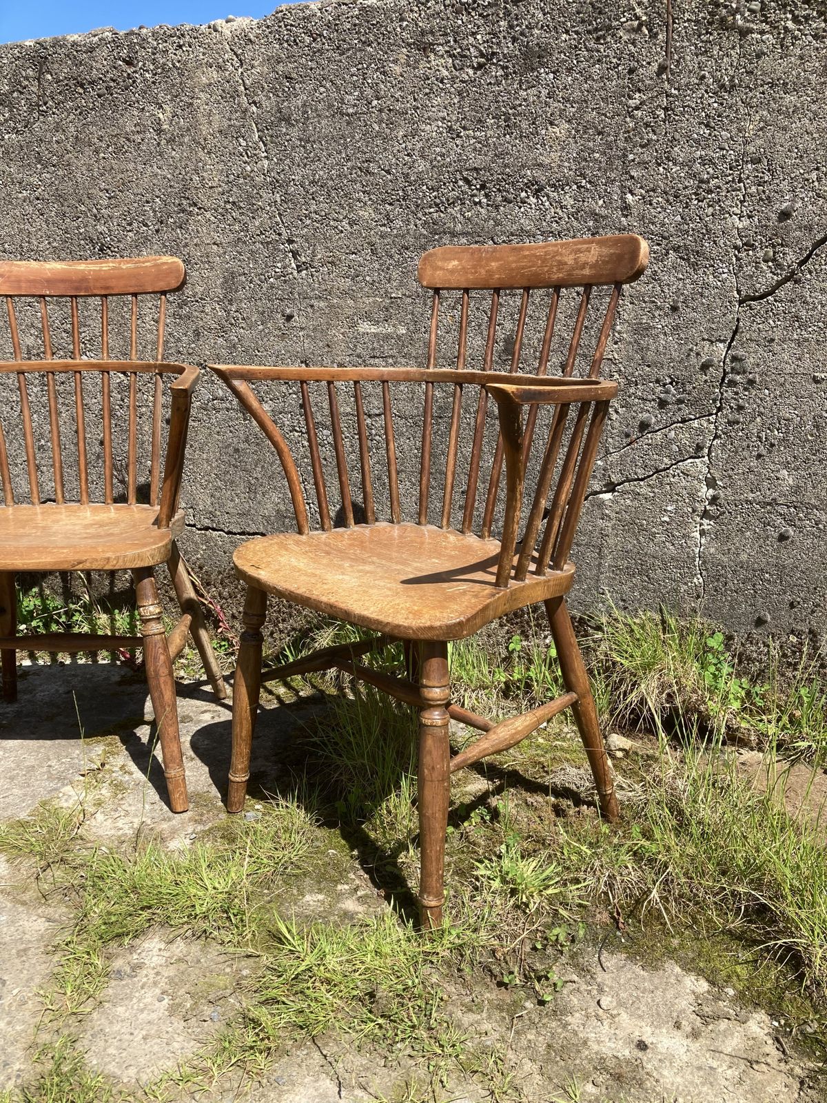 photo vintage 1840s Pair Of Windsor Comb Back Arm Chairs