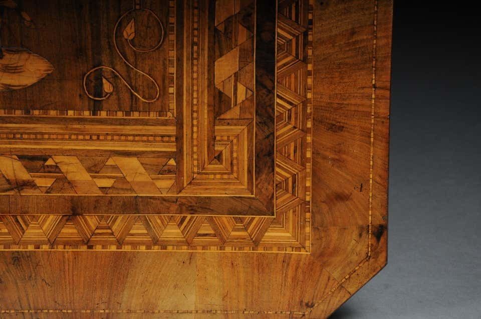 photo vintage Antique Inlaid Table South German / Italy, Circa 1845