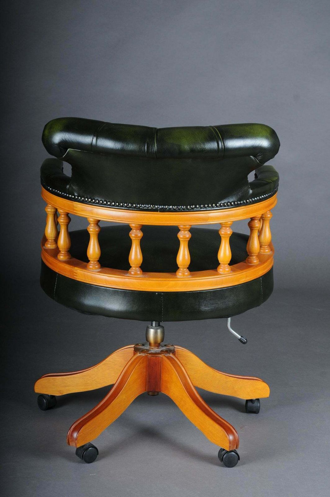 photo vintage 20th Century Captain Chair English Armchair Leather