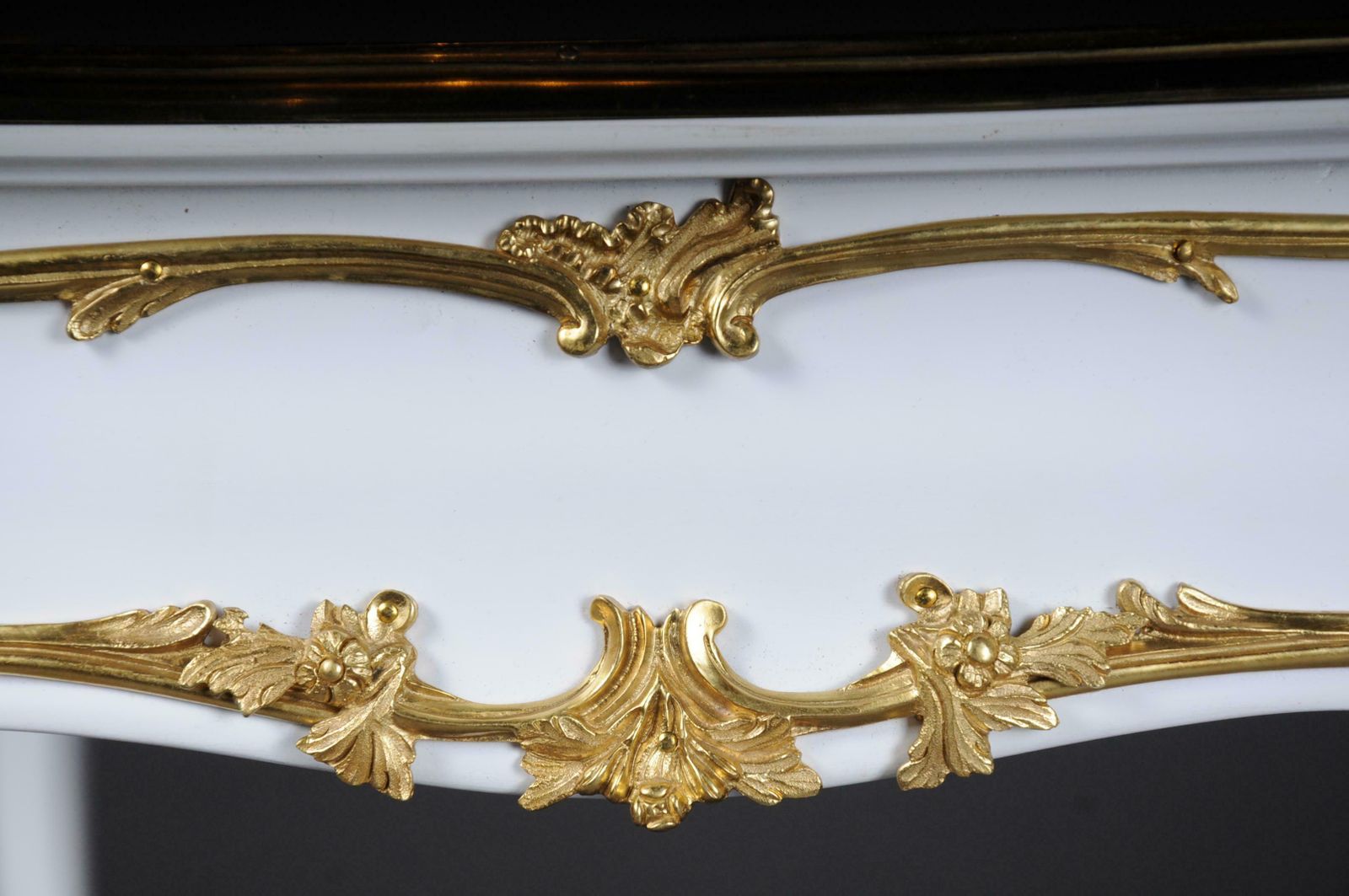 photo vinterior 20th Century Luxurious White Bureau Plat / Writing Desk In Louis XV Style