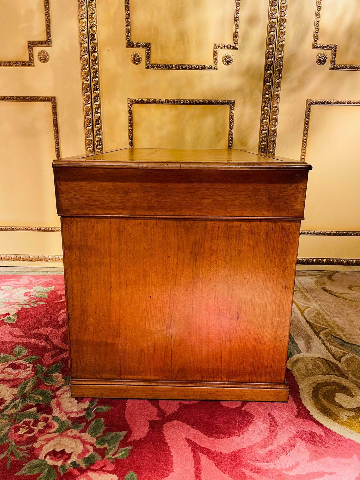2836.0 Beautiful English Desk, Light Mahogany , Early 20th Century photo