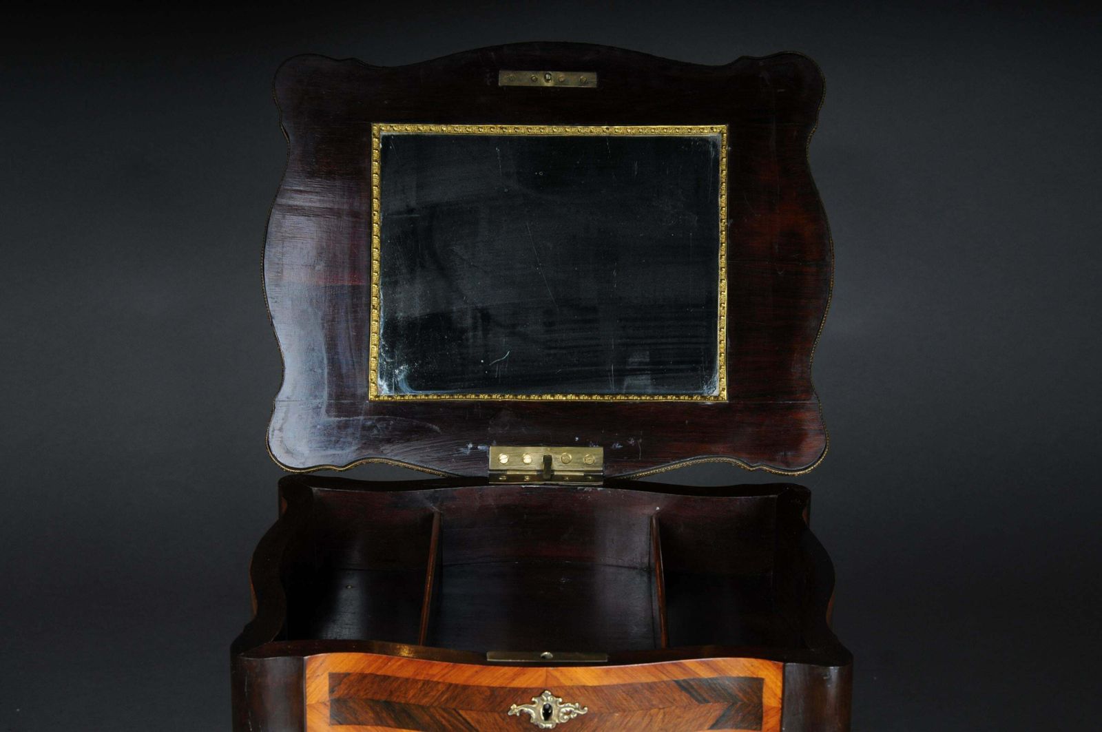 photo vinterior 19th Century Marquetry Side Table With Jewellery Box  Circa 1870