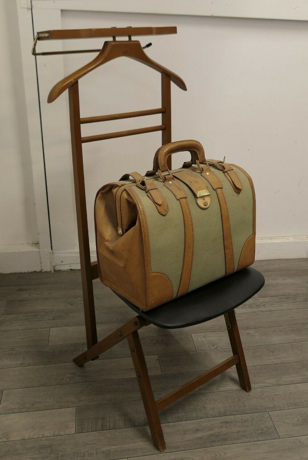 Mid Century Beech And Vinyl Gentleman's Valet Seat, Formax Valet By Breveitato, Dress Boy photo vinterior