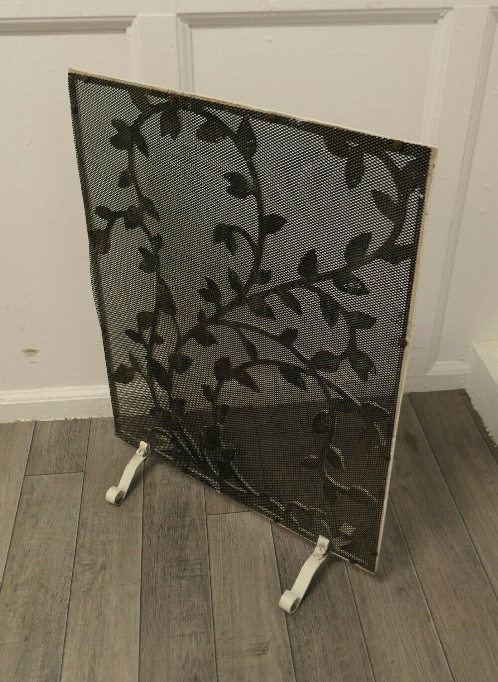 Painted Wrought Iron Fire Guard Decorated With Leaves photo vinterior