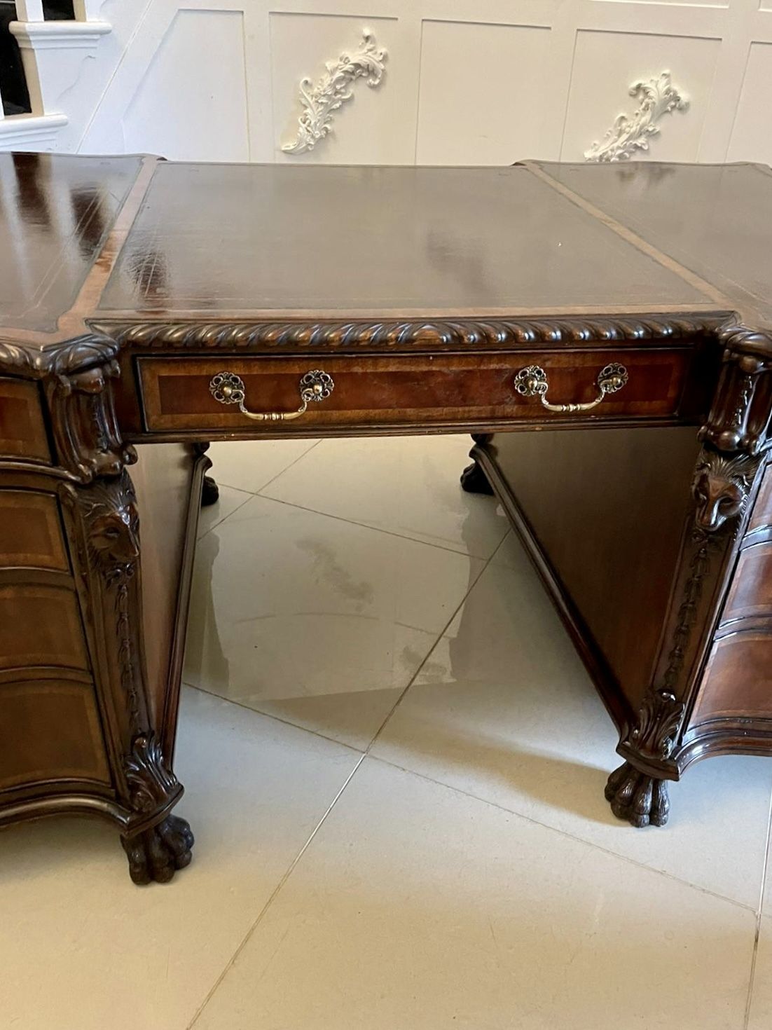 photo vintage Outstanding Quality Large Antique Carved Figured Mahogany Serpentine Shaped Partners Desk
