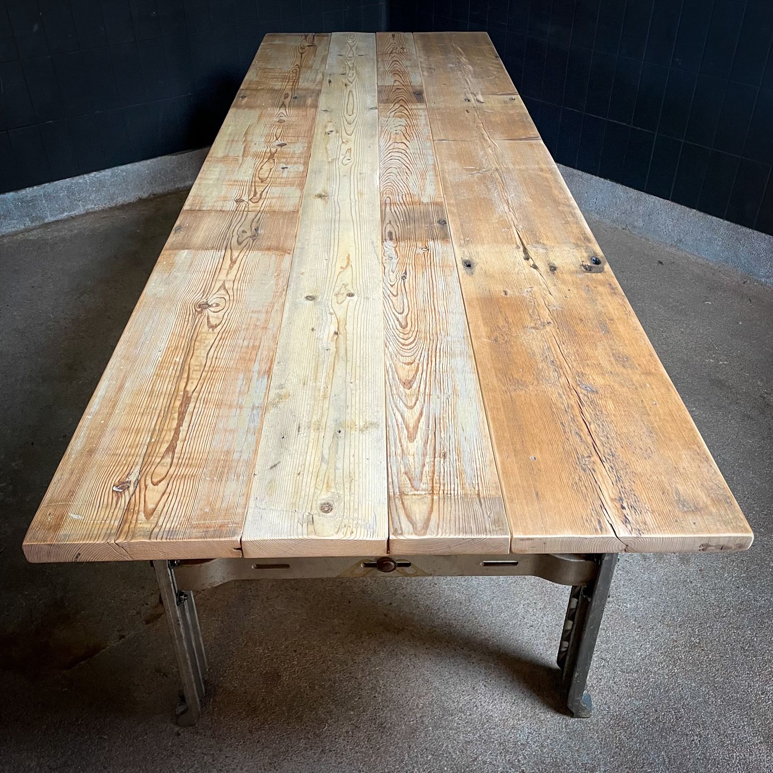 Industriële Eettafel   Antiek Houten Blad   Stalen Machineonderstel photo for sale